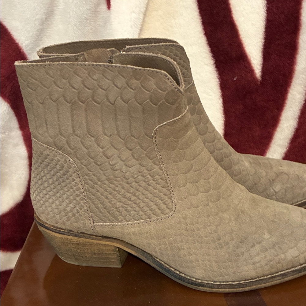 Dina True Ankle Boots